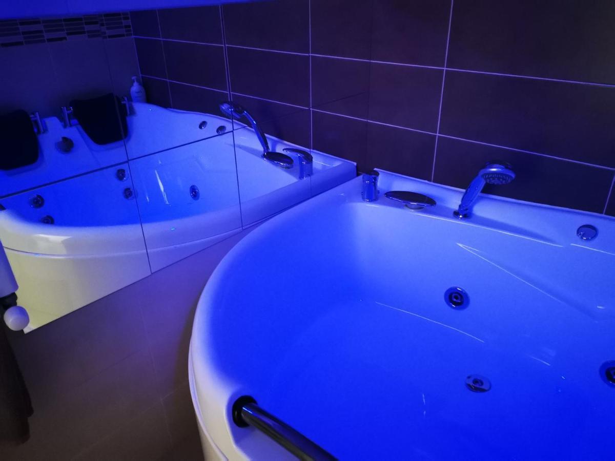 Iasi Jacuzzi Apartment A ภายนอก รูปภาพ