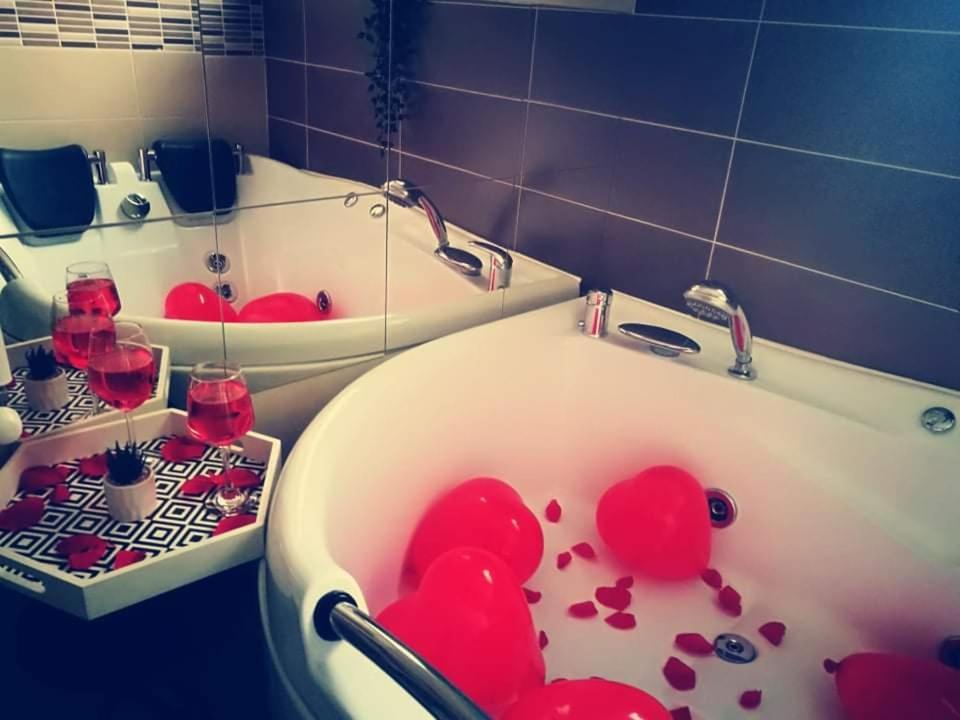 Iasi Jacuzzi Apartment A ภายนอก รูปภาพ